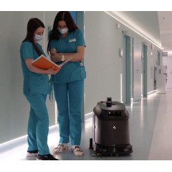 Robot de nettoyage autonome professionnel circulant dans un couloir d’hôpital aux côtés du personnel soignant