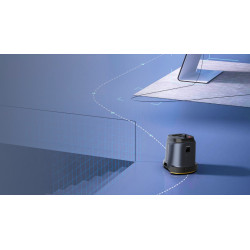 Robot de nettoyage autonome nettoyant un sol lisse dans un vaste espace architectural moderne