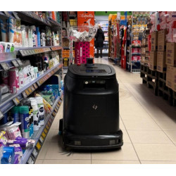 Robot nettoyeur de sol commercial Phantas Gausium 4-en-1 IA modèle 872157 en fonctionnement dans une allée de supermarché
