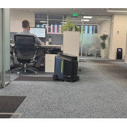 Robot nettoyeur de sol commercial Phantas Gausium 4-en-1 IA modèle 872157 circulant dans des bureaux professionnels