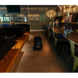 Robot nettoyeur de sol commercial Phantas Gausium 4-en-1 IA modèle 872157 utilisé dans un restaurant pendant les heures creuses